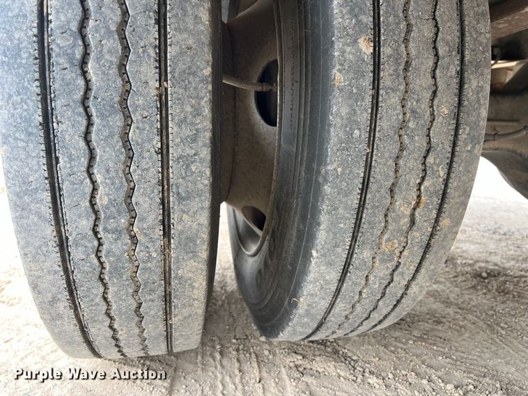 image for item KV9805 2006 Chevrolet C6500 flatbed truck