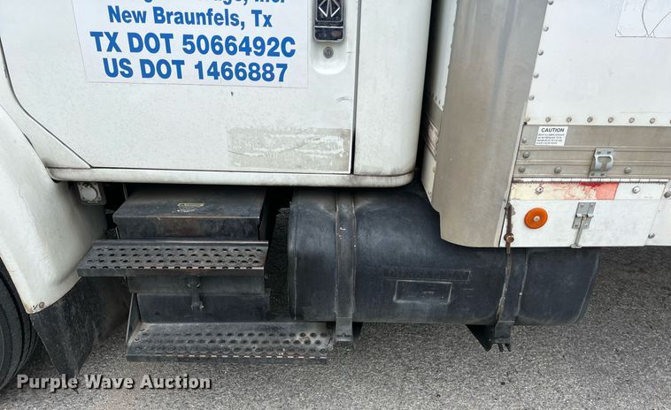 image for item KV9822 2001 International 4700 box truck