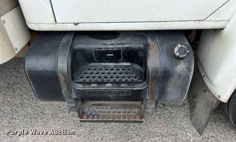 image for item KV9822 2001 International 4700 box truck