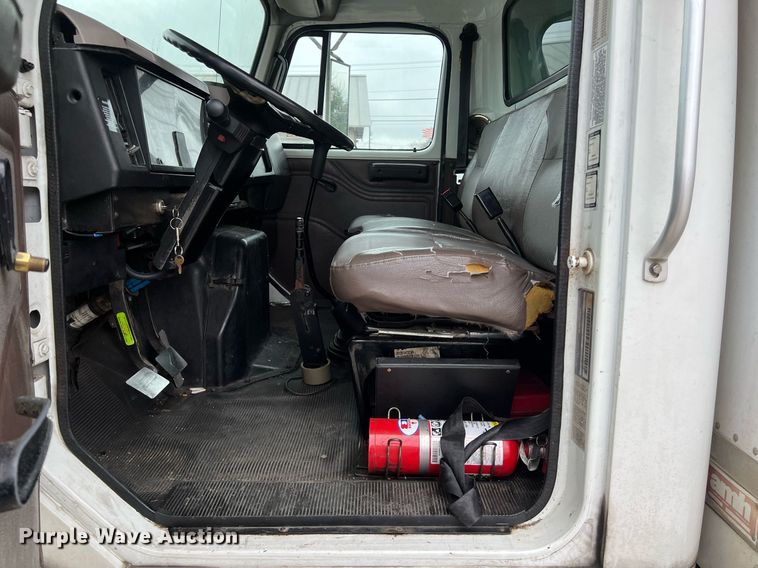 image for item KV9822 2001 International 4700 box truck