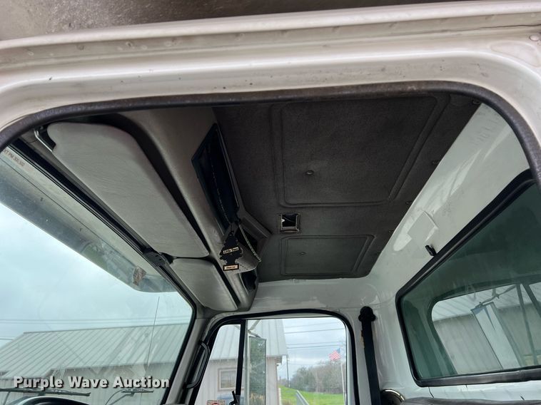 image for item KV9822 2001 International 4700 box truck