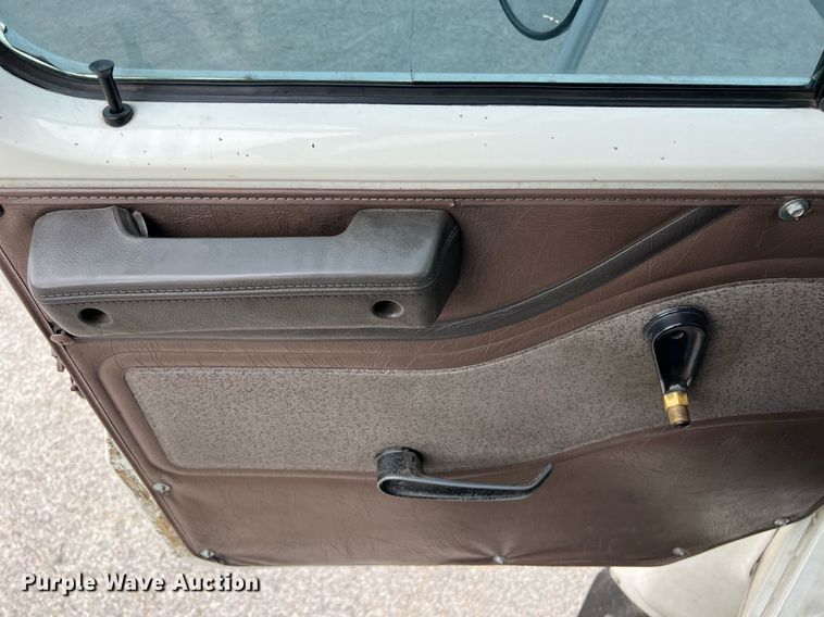 image for item KV9822 2001 International 4700 box truck