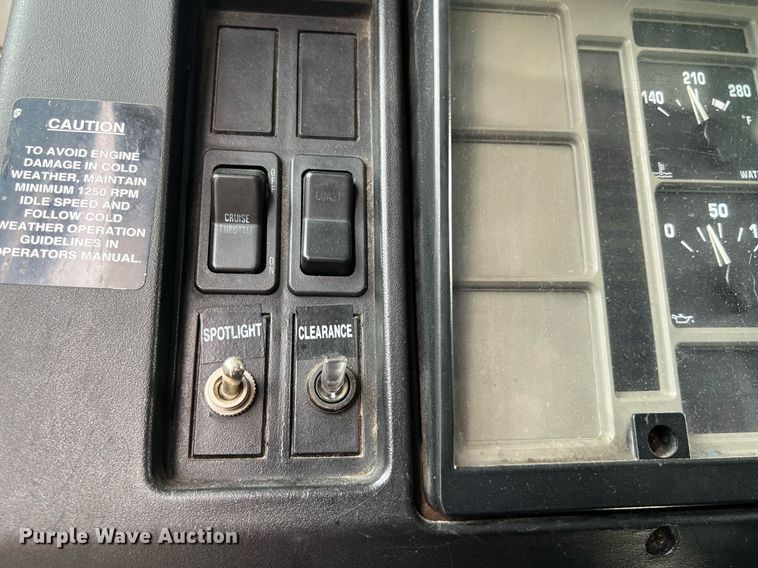 image for item KV9822 2001 International 4700 box truck