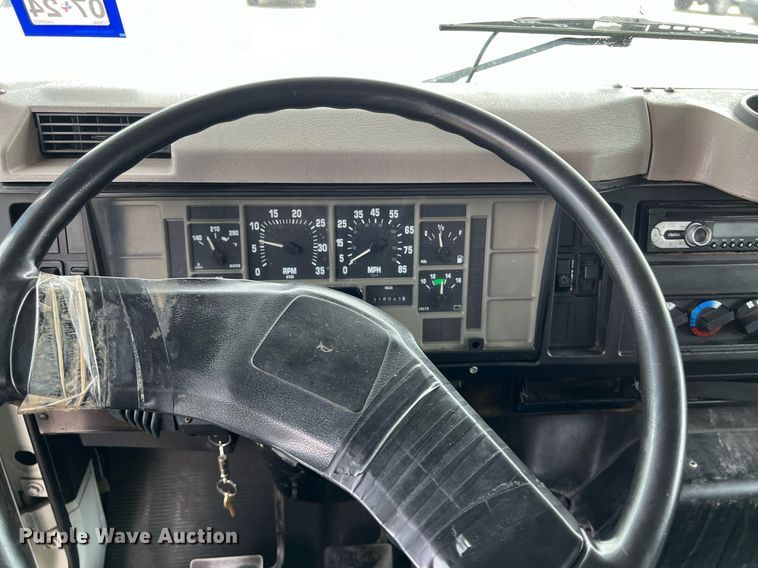 image for item KV9822 2001 International 4700 box truck