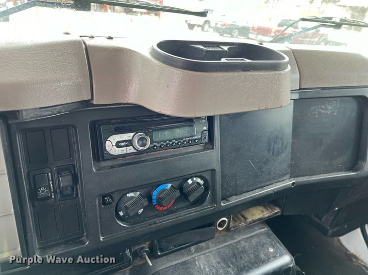 image for item KV9822 2001 International 4700 box truck