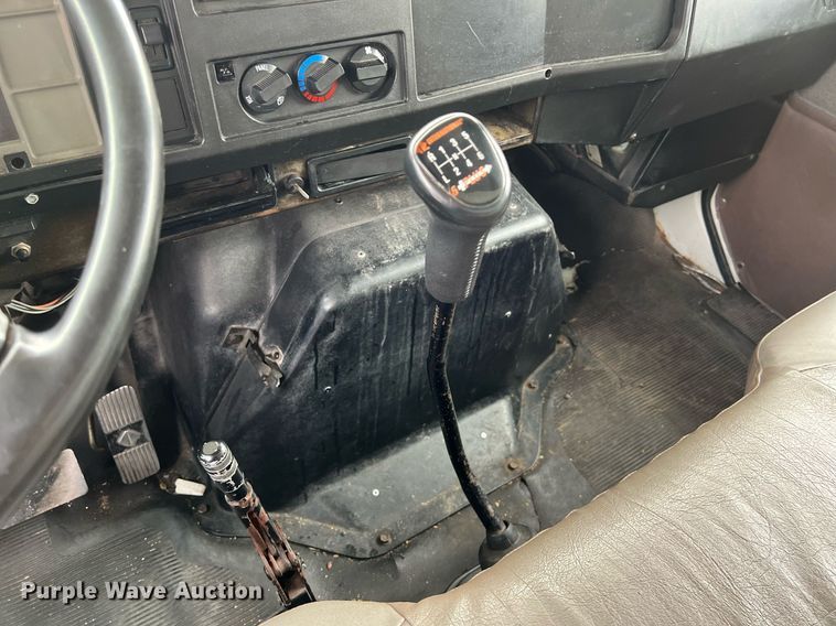 image for item KV9822 2001 International 4700 box truck