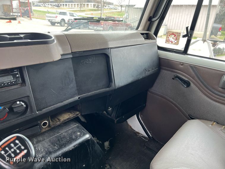 image for item KV9822 2001 International 4700 box truck