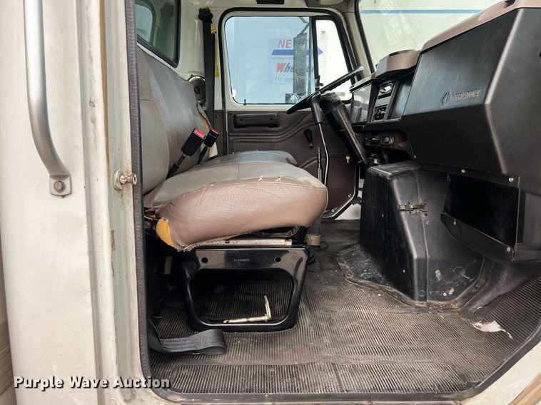 image for item KV9822 2001 International 4700 box truck