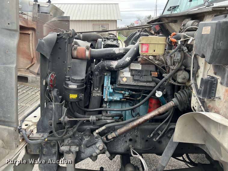 image for item KV9822 2001 International 4700 box truck