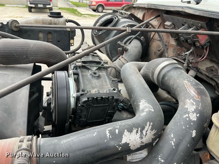 image for item KV9822 2001 International 4700 box truck