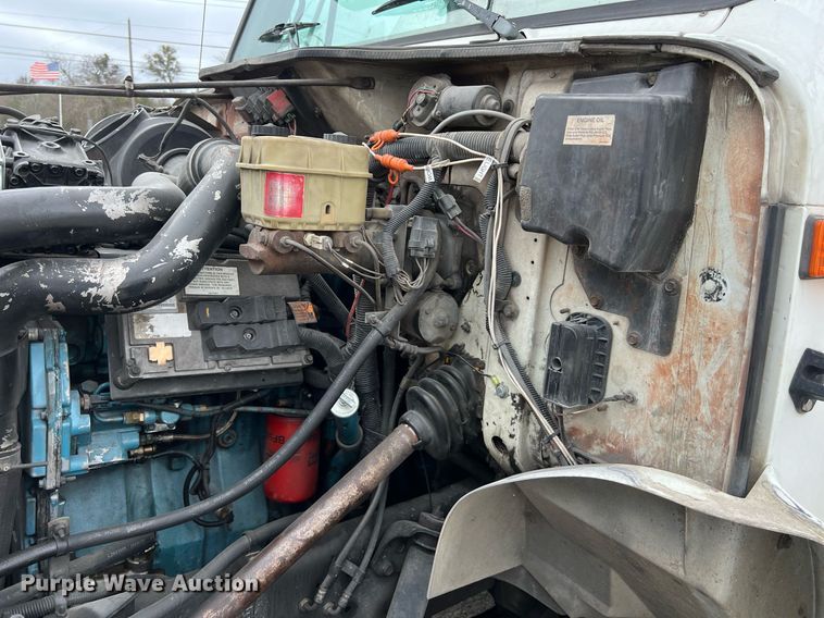 image for item KV9822 2001 International 4700 box truck