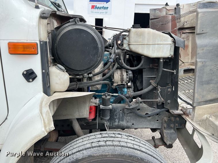 image for item KV9822 2001 International 4700 box truck