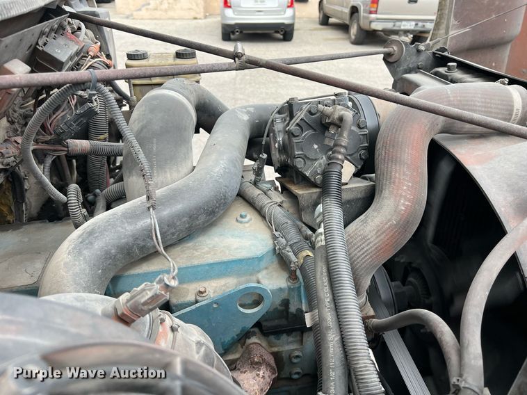 image for item KV9822 2001 International 4700 box truck