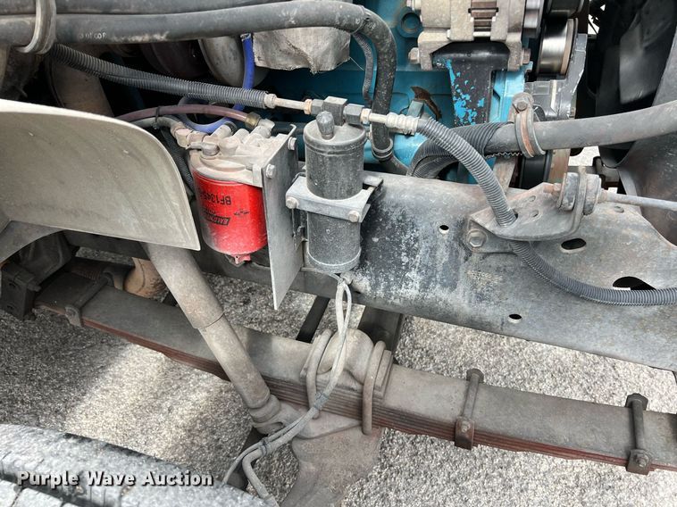 image for item KV9822 2001 International 4700 box truck