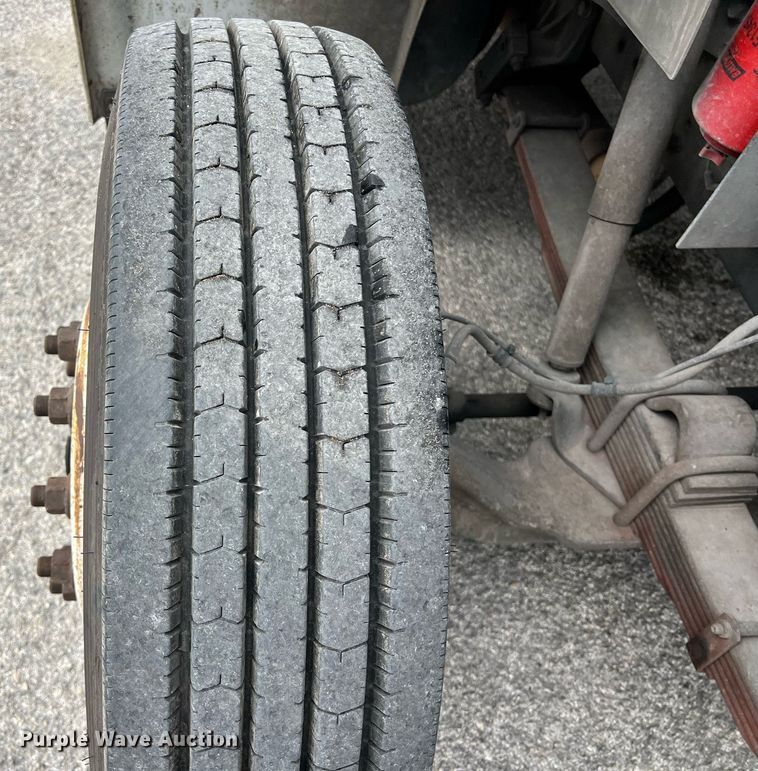 image for item KV9822 2001 International 4700 box truck