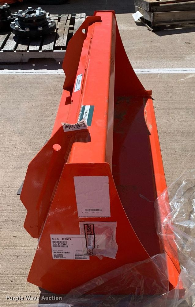 image for item KX9819 Kubota B2372 5' W loader bucket 