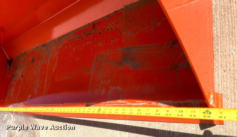 image for item KX9819 Kubota B2372 5' W loader bucket 