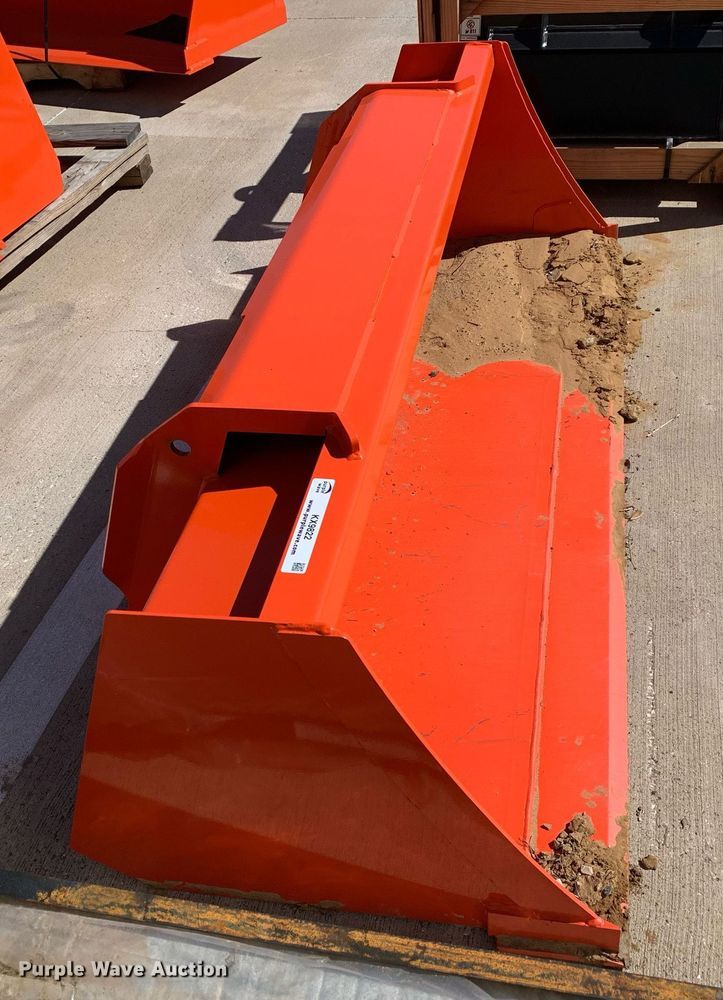 image for item KX9822 Kubota L2290 6' W loader bucket