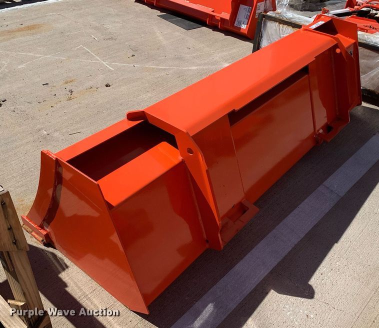 image for item KX9822 Kubota L2290 6' W loader bucket