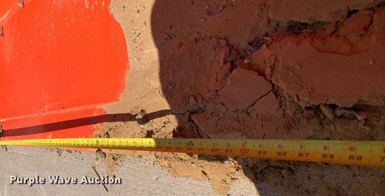 image for item KX9822 Kubota L2290 6' W loader bucket