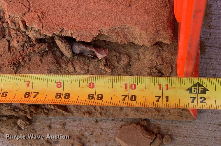 image for item KX9822 Kubota L2290 6' W loader bucket