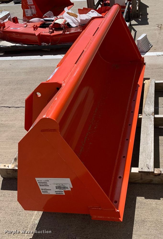image for item KX9824 Kubota L2296 6' W loader bucket
