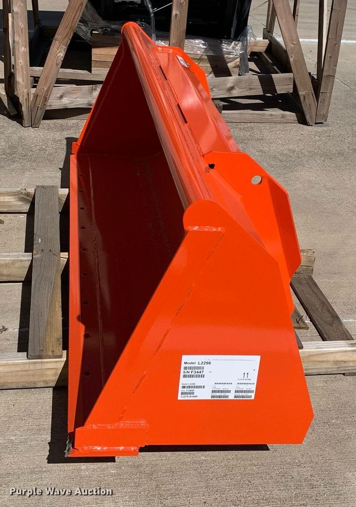 image for item KX9824 Kubota L2296 6' W loader bucket