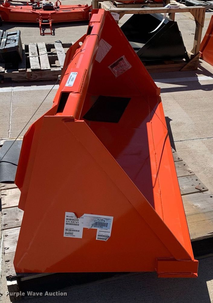 image for item KX9825 Kubota M1811 6' W loader bucket