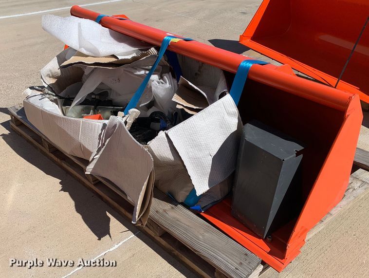 image for item KX9826 Kubota 2296 6' W loader bucket 