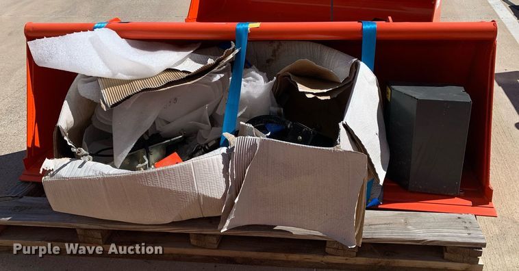 image for item KX9826 Kubota 2296 6' W loader bucket 