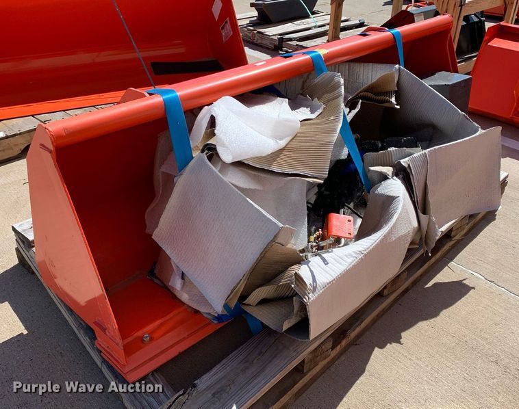 image for item KX9826 Kubota 2296 6' W loader bucket 