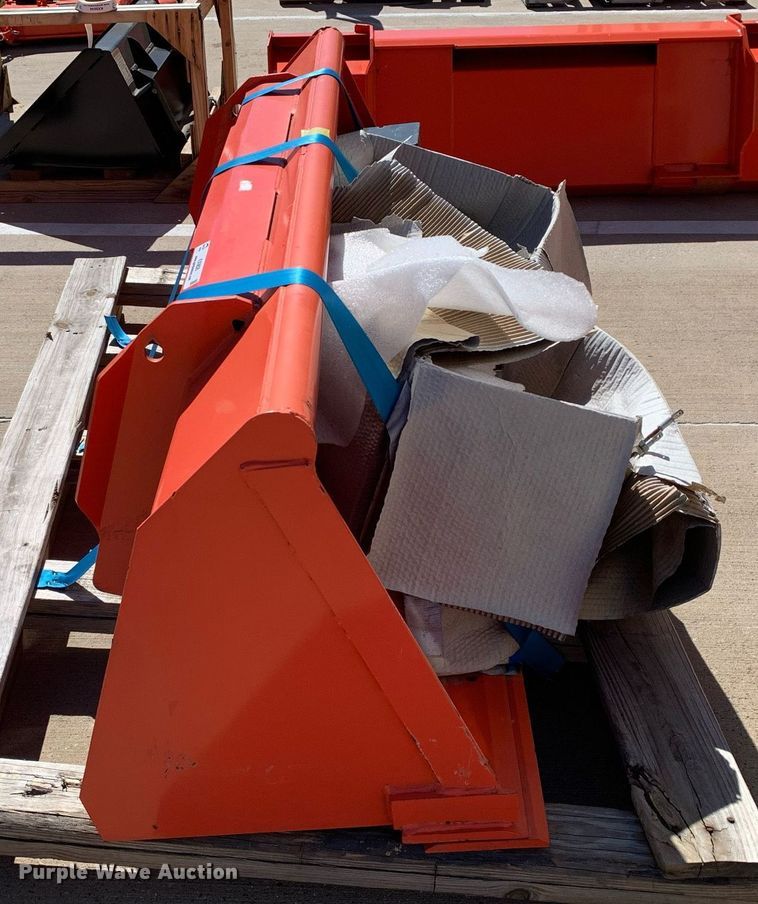 image for item KX9826 Kubota 2296 6' W loader bucket 