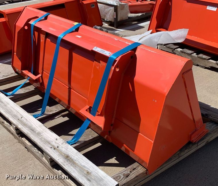 image for item KX9826 Kubota 2296 6' W loader bucket 