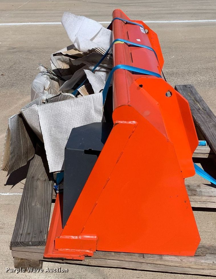 image for item KX9826 Kubota 2296 6' W loader bucket 