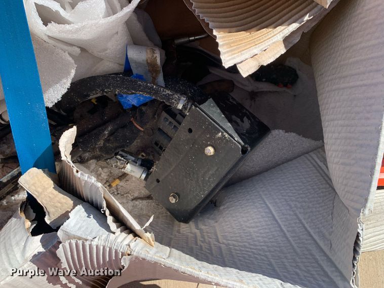 image for item KX9826 Kubota 2296 6' W loader bucket 