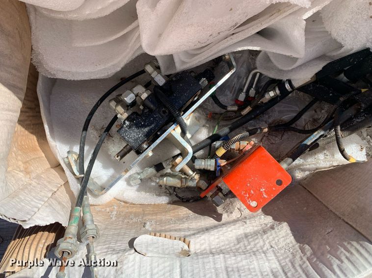 image for item KX9826 Kubota 2296 6' W loader bucket 