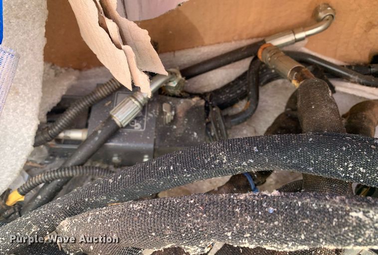 image for item KX9826 Kubota 2296 6' W loader bucket 