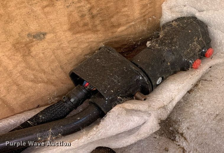 image for item KX9826 Kubota 2296 6' W loader bucket 