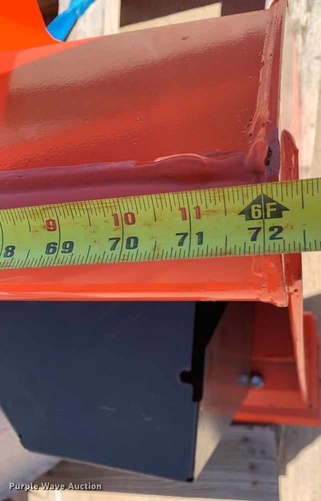 image for item KX9826 Kubota 2296 6' W loader bucket 