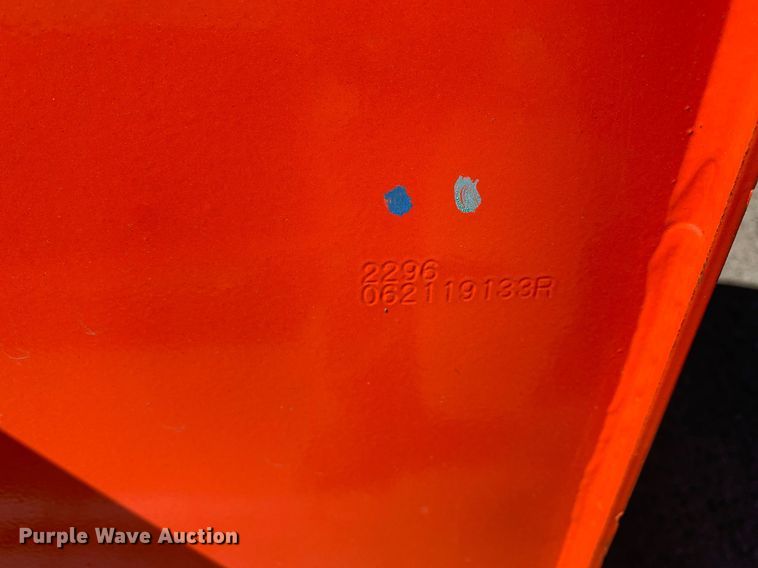 image for item KX9826 Kubota 2296 6' W loader bucket 