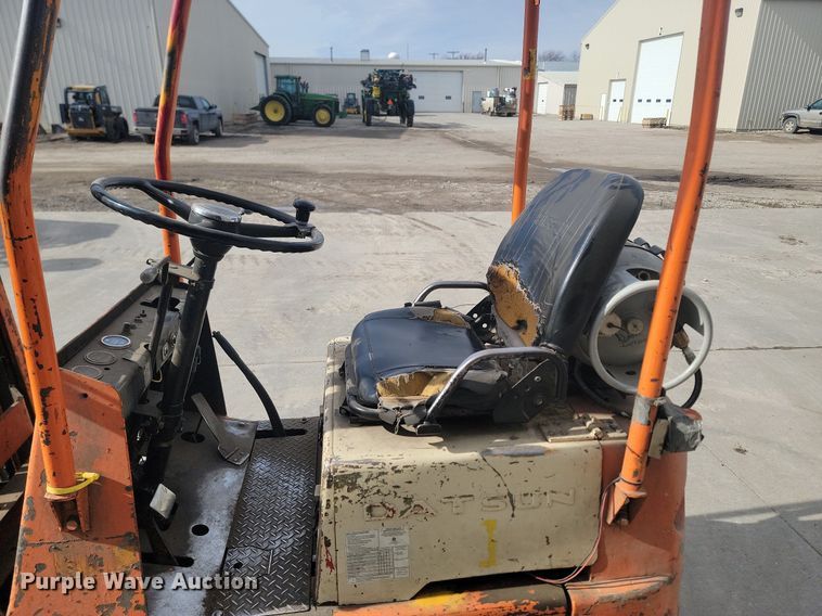 image for item LA9666 Datsun forklift