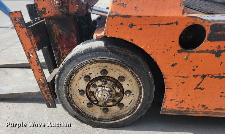 image for item LA9666 Datsun forklift