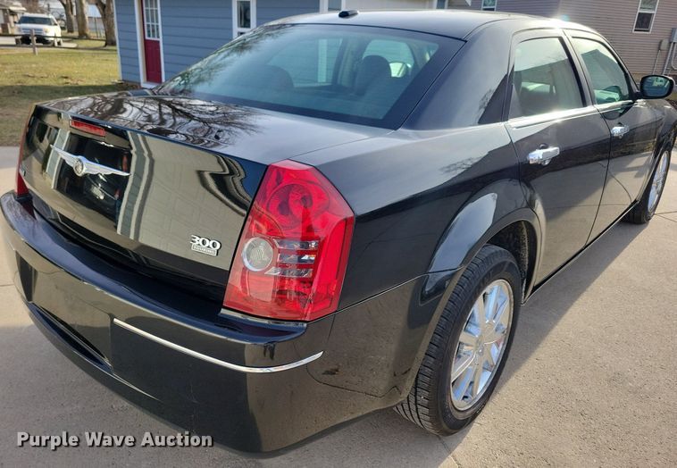 image for item LC9852 2010 Chrysler 300 Touring 