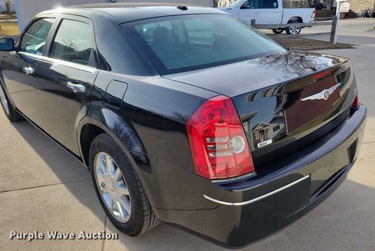 image for item LC9852 2010 Chrysler 300 Touring 