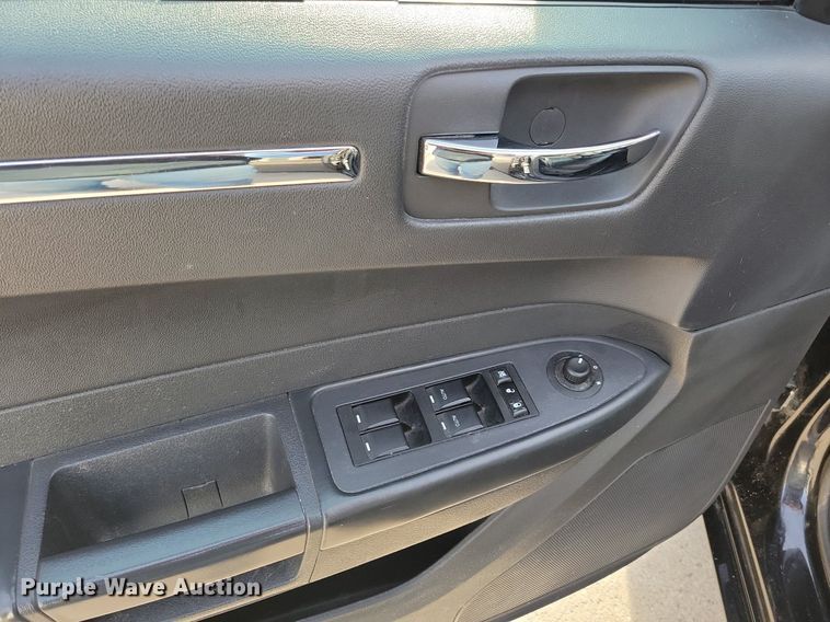 image for item LC9852 2010 Chrysler 300 Touring 