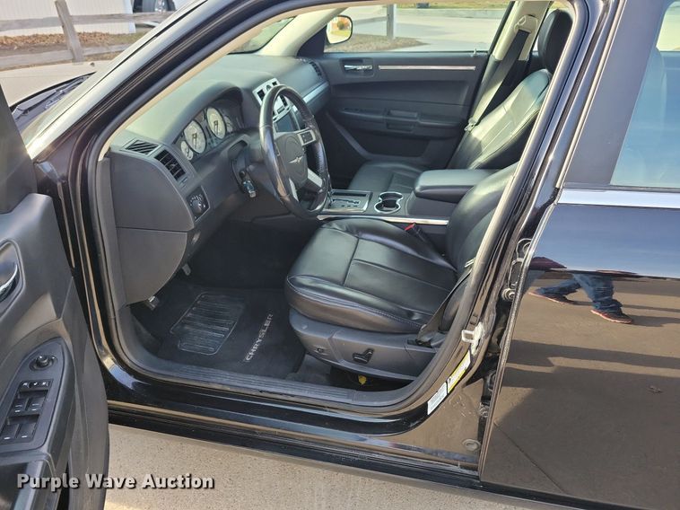 image for item LC9852 2010 Chrysler 300 Touring 