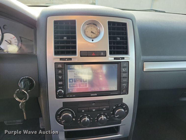 image for item LC9852 2010 Chrysler 300 Touring 