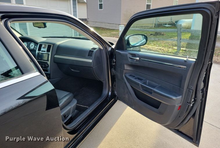 image for item LC9852 2010 Chrysler 300 Touring 