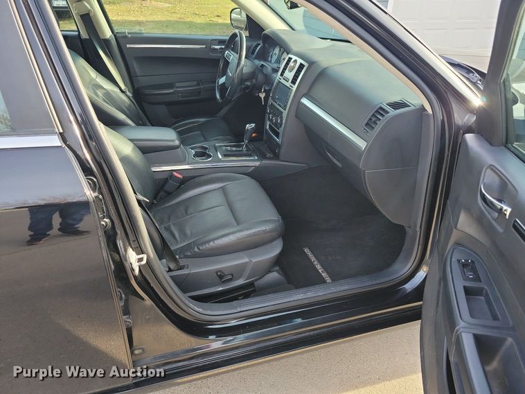 image for item LC9852 2010 Chrysler 300 Touring 