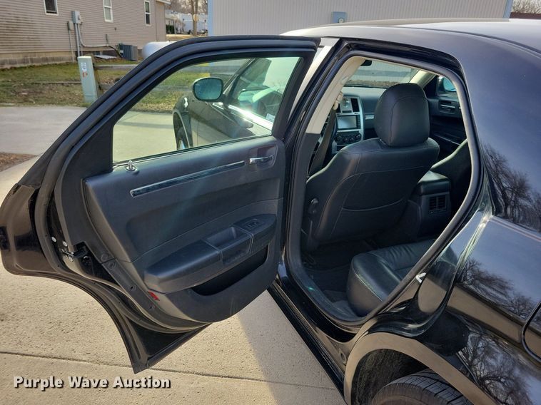 image for item LC9852 2010 Chrysler 300 Touring 